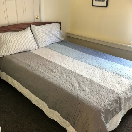 Cozy- 2-Bedroom clean and Quiet- Maple St. Walk anywhere