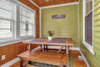 Luxury 3BR, 2 Full + 2 Half Baths / Walk to Elmwood / Garage / EV Charger / AC - 4つ星