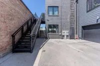 Modern Deluxe Studio Suite in lovely Oak Park! - Condos