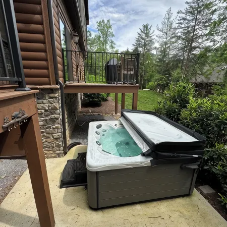 Bourbon Bear ~ A Luxury Cabin ~ Rustic, Charming & Cozy in the Heart of Townsend
