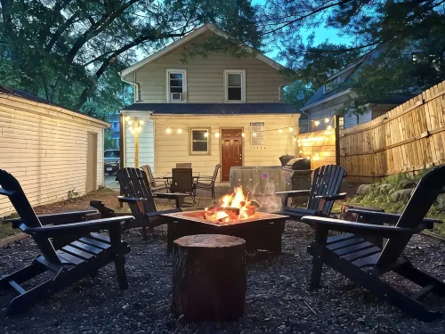 The Cow Tipper: Near Everything - SPA - Game Room - Fire Pit & Patio - Sleeps 10 - บังกะโล