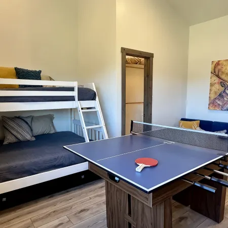 New 4Bd, 4BA, Sleeps 13, Close to Ski Lifts, Sauna, Mtn Views