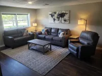 End-unit apartment with spacious lawn - 4성급
