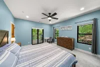 Lake Loop Retreat w/Movie Theater & Private Dock - 4 tähden