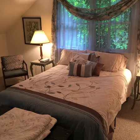 Tappan Lake Area: Sunny, peaceful Cottage with Fishing Pond on 13 Gorgeous Acres