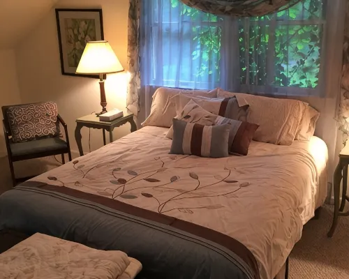 Tappan Lake Area: Sunny, peaceful Cottage with Fishing Pond on 13 Gorgeous Acres Hotels in Harrison County