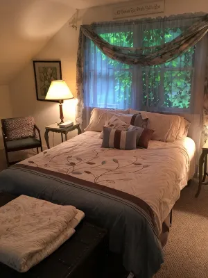 Tappan Lake Area: Sunny, peaceful Cottage with Fishing Pond on 13 Gorgeous Acres - Wifi