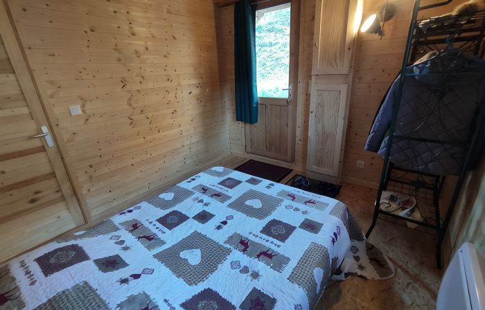 35 m² detached wooden chalet with terrace overlooking the mountains