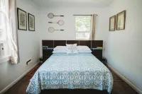 Charming Cottage w/ HOT TUB - 5 Min from LAKE MICHIGAN! - 4 stjerner