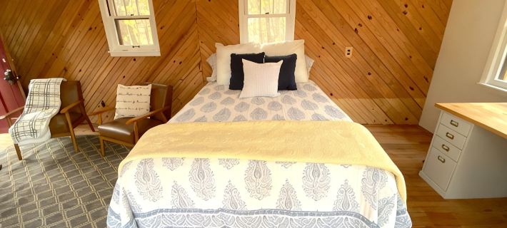 Renovated cabin / beach access / 1+ acre of woods Hotels in Casco Township