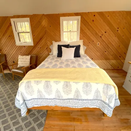 Renovated cabin / beach access / 1+ acre of woods