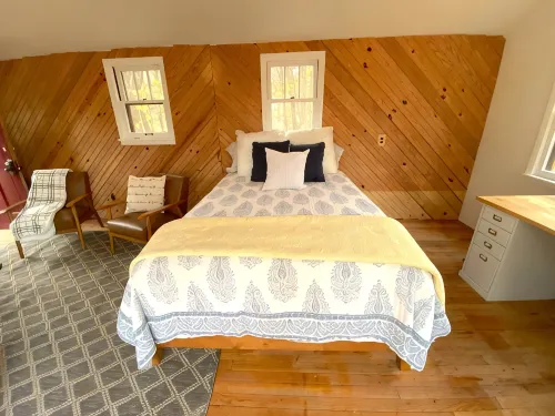 Renovated cabin / beach access / 1+ acre of woods - واي فاي