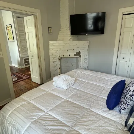 Historic King Bed Cottage, Pvt Parking, Pvt Patio, Flexible Cancellations