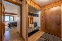 Luxe Mountain Cabin Condo, Prime Location Between Cyn Lodge & Village, Sleeps 10 - Butik