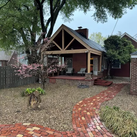 Best Location, comfy bungalow just a10 min.walk to OU Stadium or Campus Corner