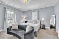 Historic 3BR with Porch & Fire Pit near Downtown - Wifi