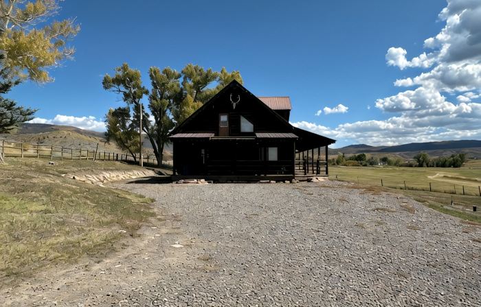 Cozy cabin in beautiful Meeker, CO-10 miles from town, perfect for OHV travelers