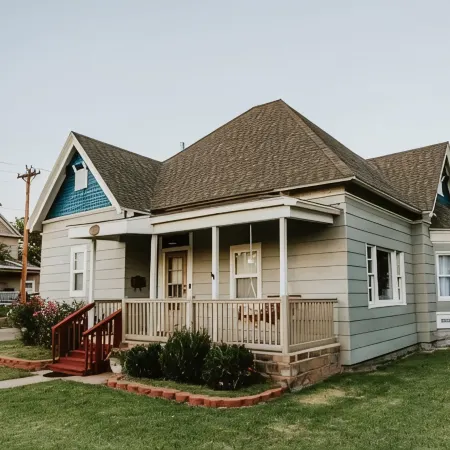 Cool, Trendy house in Dodge City! The Painted Cow