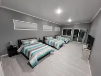 Woman Lake Beach House - Family Reunion - Private 100' Wide Beach - Pools