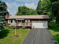 Cozy lake view home, centrally located with lake access and private dock! - 3 étoiles