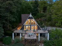 Cozy A-Frame w/ Amazing Views, Hot Tub, Game Room, Near Burnsvillle and Marion - 발코니