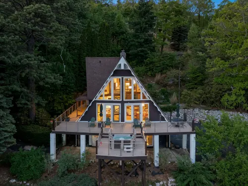 Cozy A-Frame w/ Amazing Views, Hot Tub, Game Room, Near Burnsvillle and Marion - 木屋
