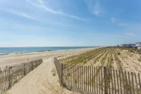 Imagine Staying at This Quiet Water Front Beach Cottage - Family + Bikes, Canoe - Wi-Fi
