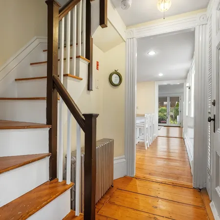 4Br Historic Home • Minutes 2 Downtown Salem • Parking