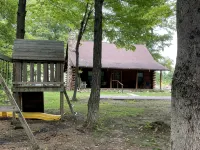 Beautiful log cabin with all the creature comforts of home. Private fishing lake - 3-Star