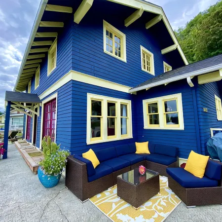 Shabby Chic Waterfront Retreat Serene Low Bank Waterfront Home w/ Gas Fire Pit.