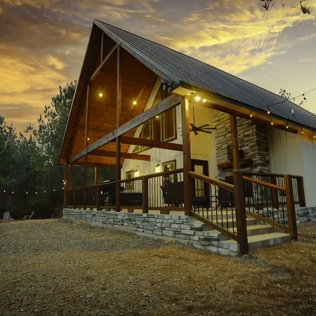 Romantic Couples Cabin minutes from Casino Excitement & Lakeside Serenity