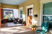 Family home with fenced yard 6 minutes to the Silos - 3-Star