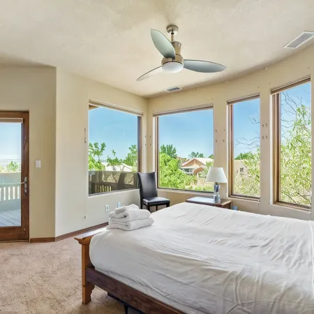 " Santa Fe Style" 4Bedrooms, Hot Tub and Pets Welcome, 5G Fiber WiFi !