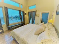 Modern Mountain View Getaway - 26 Acres - 4성급