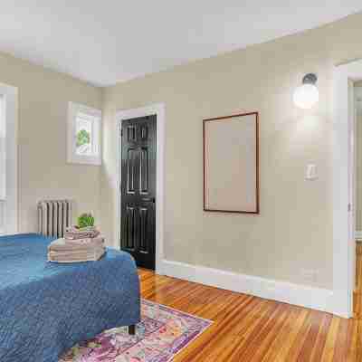Stylish 4BR 2 Bathroom Home in Forest Park Rooms