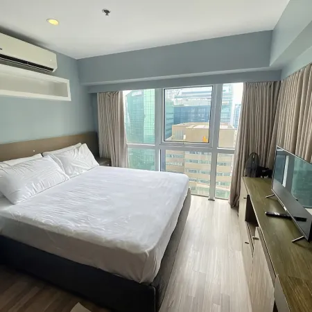 "Cozy 2- bedroom with Netflix in the heart of BGC