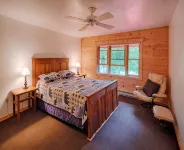 佔地22英畝的美麗寬敞山林小屋，可容納27人 - 2星級