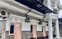Abah Hotel - parking
