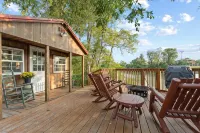 Tom & Jerri's Rustic Cabin located on the lake - Wi-Fi