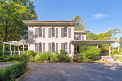 Monroe Manor Inn