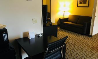 Holiday Inn Express & Suites Cadillac