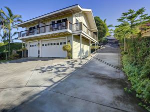 Cozy Kona Coast Apt w/ Lanai ~ 8 Miles to Beach!