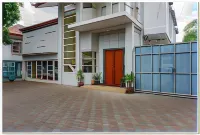 RedDoorz Near Jogja City Mall 4 Hotels near University of Technology Yogyakarta