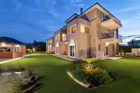 L & C Boutique Apartments - Pools