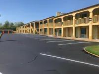 Super 8 by Wyndham Palestine TX - parking