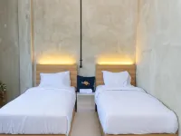 Behomy Crown Tangerang Hotels near Benteng Stadium