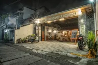 NDalem Kartowikoro 1835 Hotels near Agung Surakarta Mosque