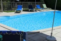 Logis Hotels- Auberge de la Tour - Hôtel et Restaurant فنادق في Prayssac
