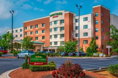 Courtyard Greensboro Airport Hotels in der Nähe von Tanger Family Bicentennial Garden