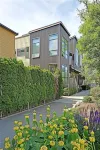 Walk to Seattle's best hipster restaurants & food! Hotel di 